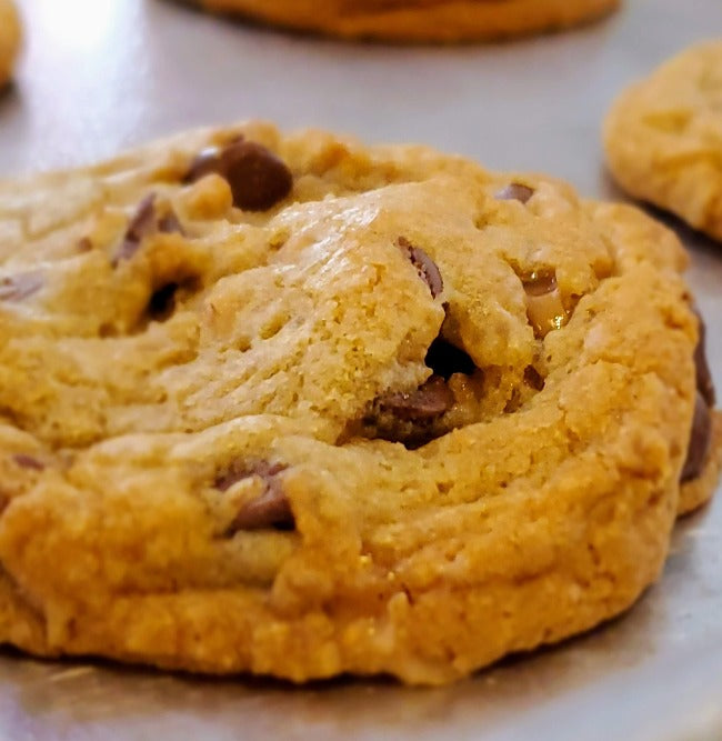 milk chocolate toffee cookies with crunchy topping